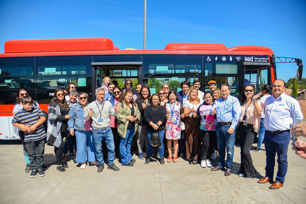 grupo de mujeres posando con microbús de fondo