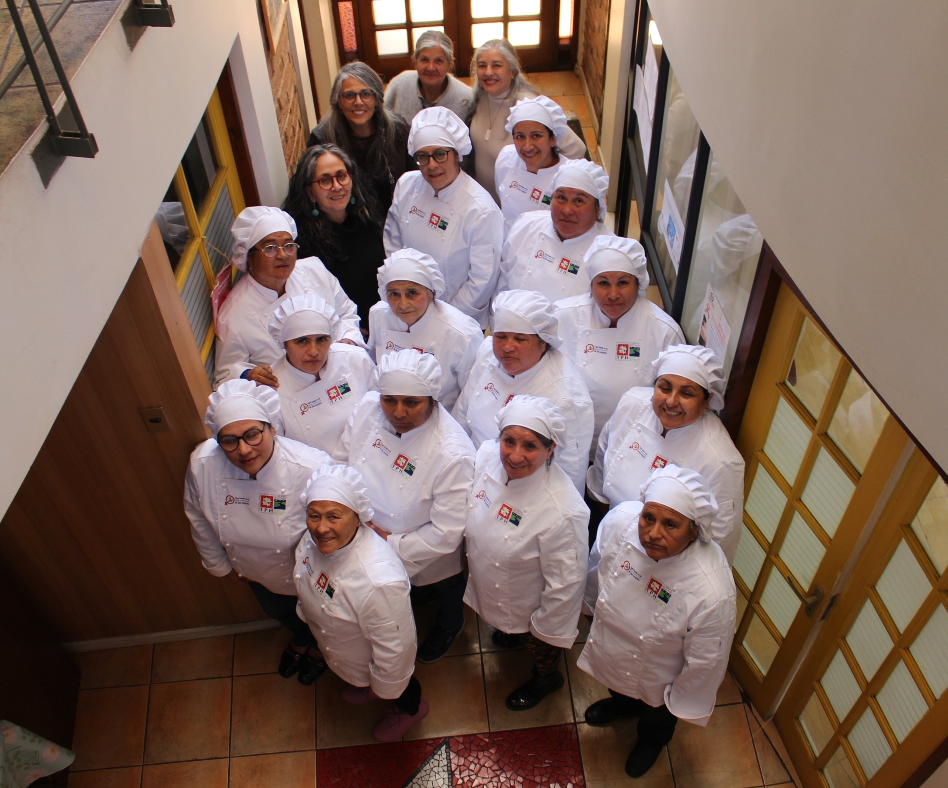 Participantes de cursos de Manipulación de Alimentos y Gastronomía reciben indumentaria profesional