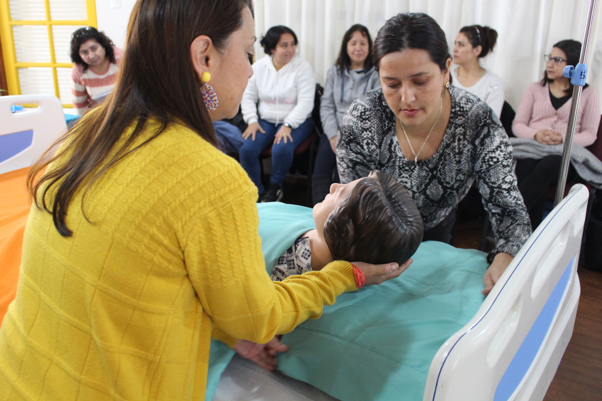 Participantes practicando movimiento de pacientes