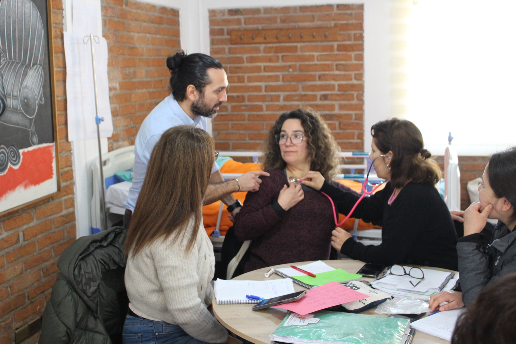 Facilitador junto a participantes