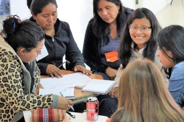 mujeres indigenas conversando en una capacitación